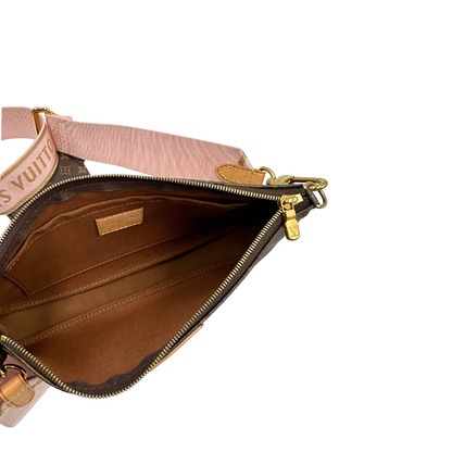 Interno di una Multi Pochette Accessoires Louis Vuitton in canvas marrone monogram con dettagli in vacchetta naturale, manico in catena dorata e tracolla in tessuto Jacquard rosa, usata, originale, second hand, in ottime condizioni.