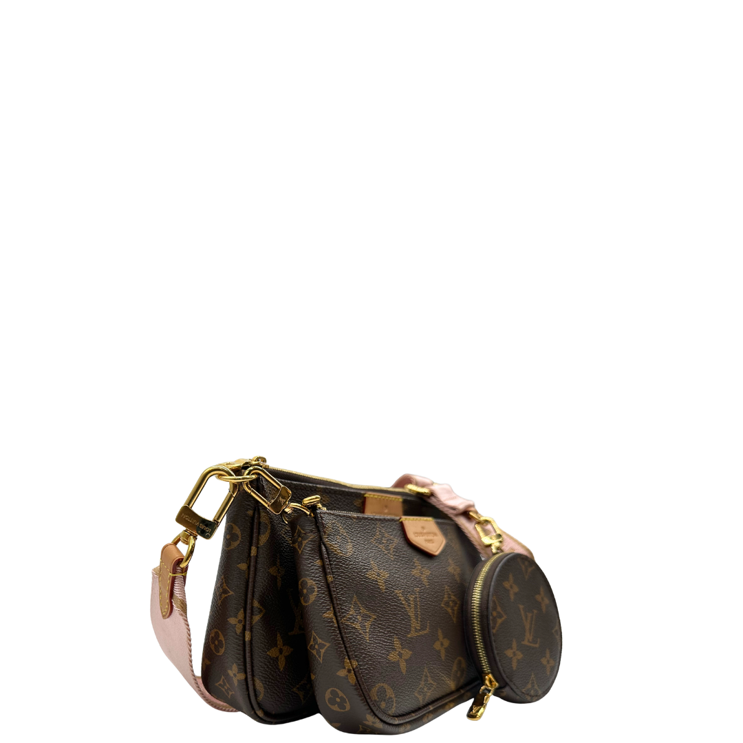 Laterale sinistro di una Multi Pochette Accessoires Louis Vuitton in canvas marrone monogram con dettagli in vacchetta naturale, manico in catena dorata e tracolla in tessuto Jacquard rosa, usata, originale, second hand, in ottime condizioni.