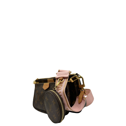 Laterale destro di una Multi Pochette Accessoires Louis Vuitton in canvas marrone monogram con dettagli in vacchetta naturale, manico in catena dorata e tracolla in tessuto Jacquard rosa, usata, originale, second hand, in ottime condizioni.