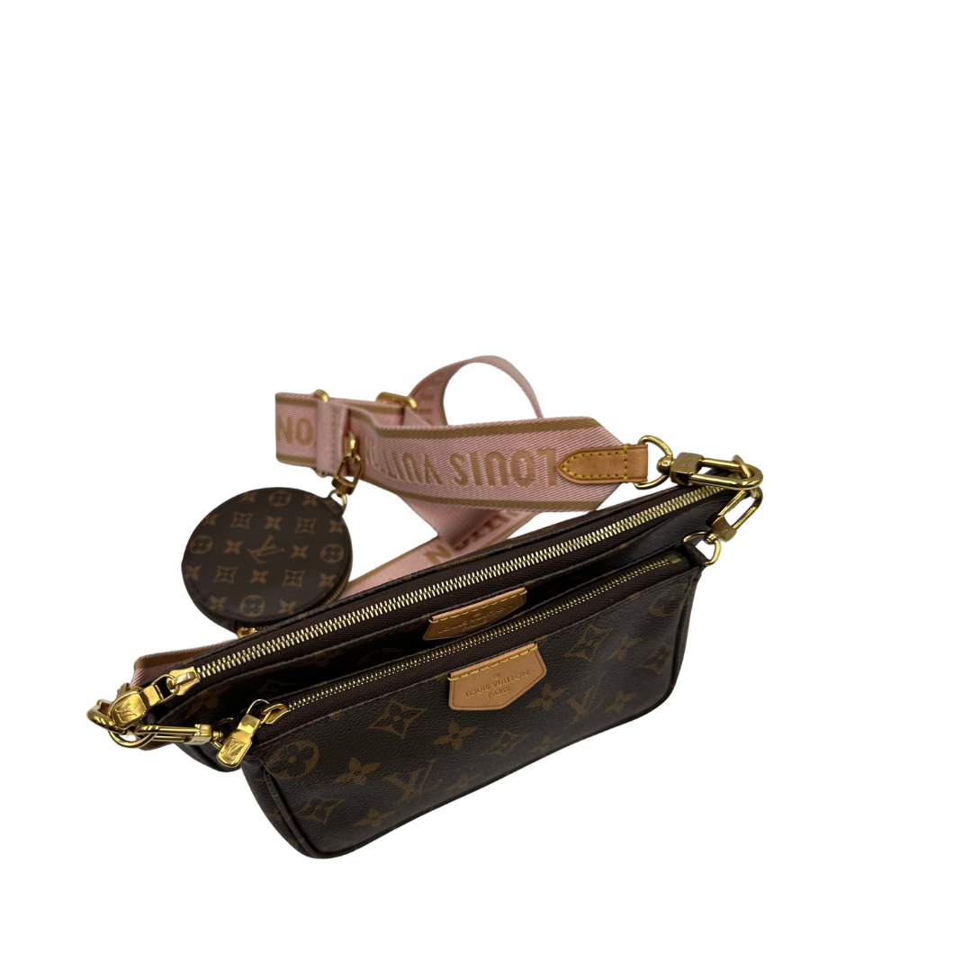 Vista superiore di una Multi Pochette Accessoires Louis Vuitton in canvas marrone monogram con dettagli in vacchetta naturale, manico in catena dorata e tracolla in tessuto Jacquard rosa, usata, originale, second hand, in ottime condizioni.