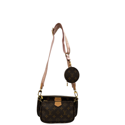 Front di una Multi Pochette Accessoires Louis Vuitton in canvas marrone monogram con dettagli in vacchetta naturale, manico in catena dorata e tracolla in tessuto Jacquard rosa, usata, originale, second hand, in ottime condizioni.