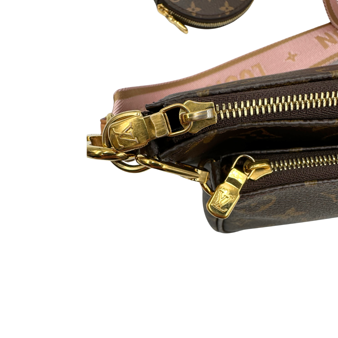 Difetti della metalleria di una Multi Pochette Accessoires Louis Vuitton in canvas marrone monogram con dettagli in vacchetta naturale, manico in catena dorata e tracolla in tessuto Jacquard rosa, usata, originale, second hand, in ottime condizioni.