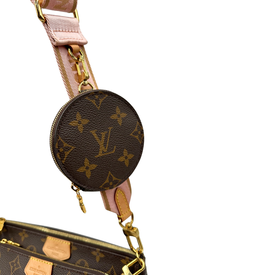 Pouch portamonete di una Multi Pochette Accessoires Louis Vuitton in canvas marrone monogram con dettagli in vacchetta naturale, manico in catena dorata e tracolla in tessuto Jacquard rosa, usata, originale, second hand, in ottime condizioni.