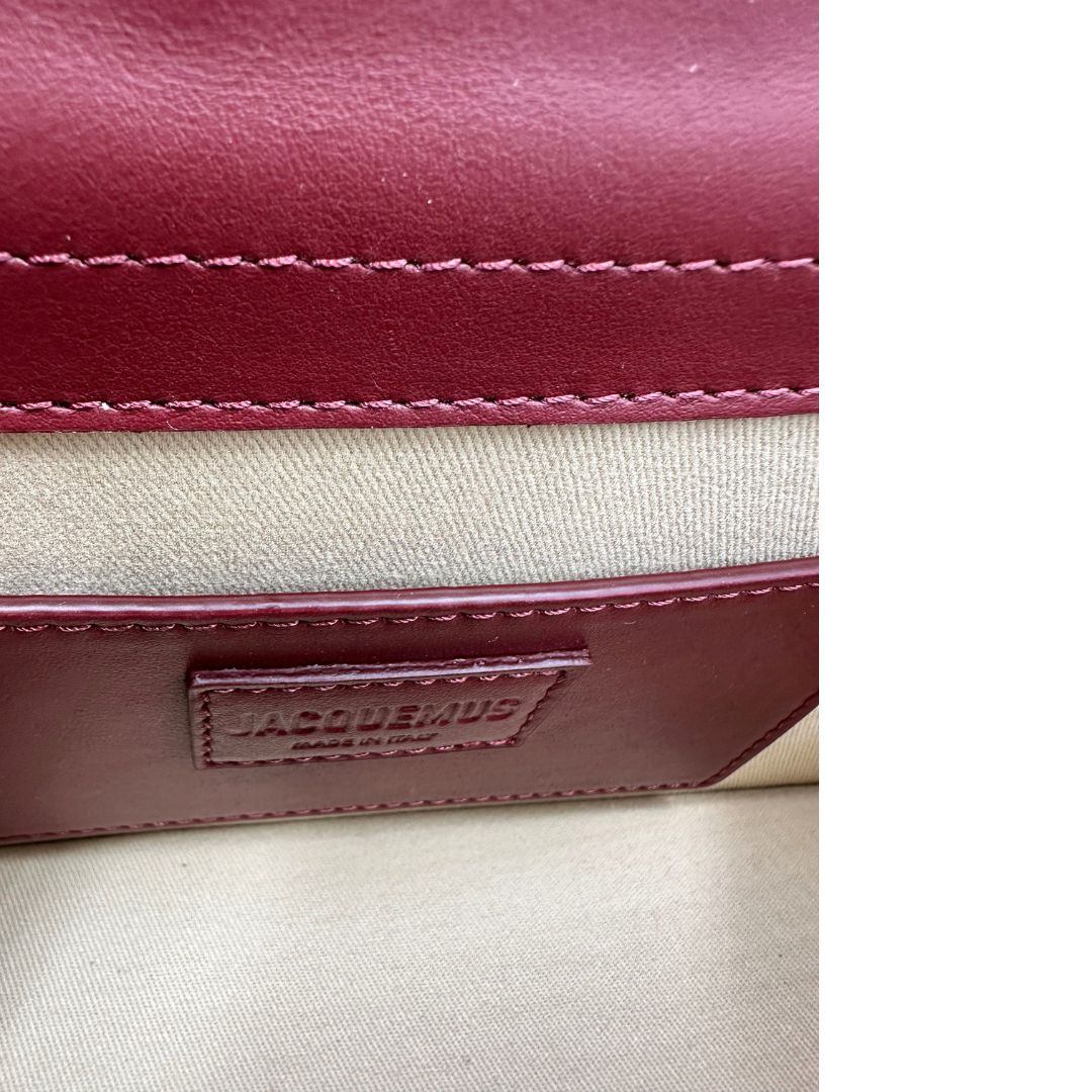 interno Borsa Jacquemus nella versione Le Grand Bambino in pelle color burgundy, da portare a mano o a tracolla, di lusso, originale, ottime condizioni, usata