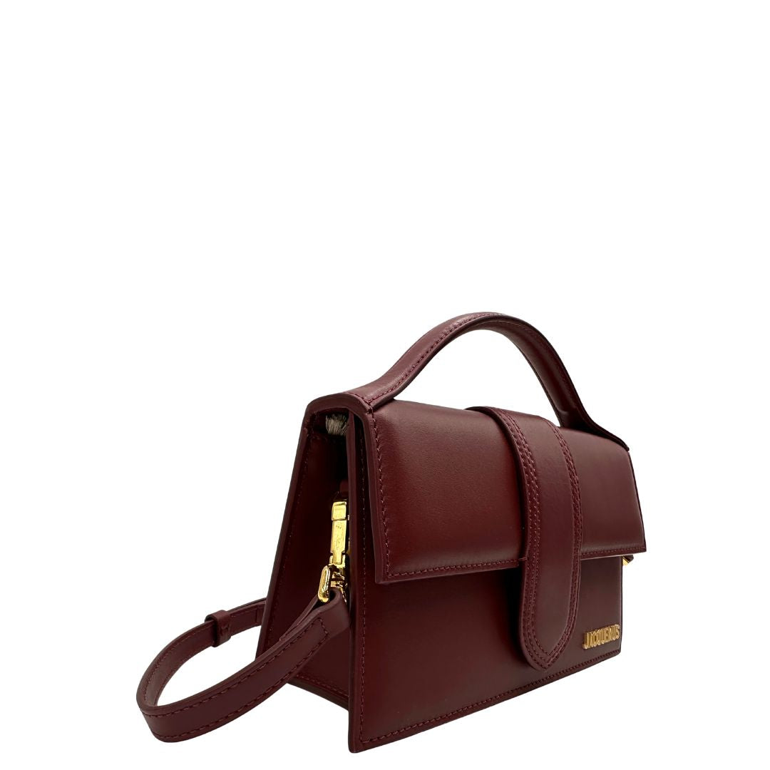 lato Borsa Jacquemus nella versione Le Grand Bambino in pelle color burgundy, da portare a mano o a tracolla, di lusso, originale, ottime condizioni, usata 