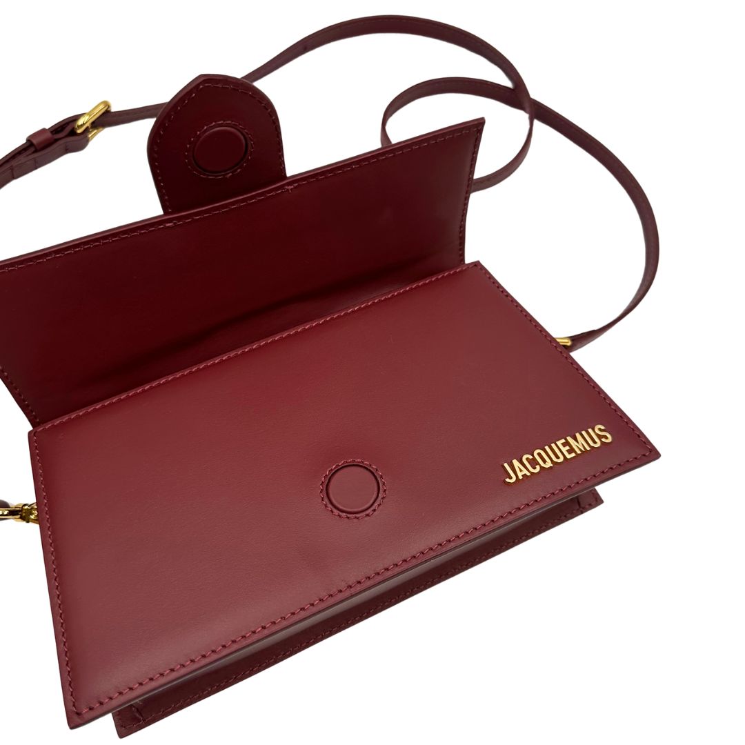 magnetico Borsa Jacquemus nella versione Le Grand Bambino in pelle color burgundy, da portare a mano o a tracolla, di lusso, originale, ottime condizioni, usata 