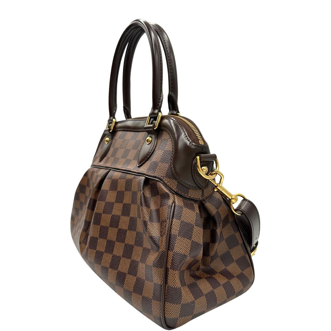 Laterale destro di una borsa LV in canvas Damier Ébène nella versione MM, con dettagli metallici dorati, usata, originale, second hand, in ottime condizioni.