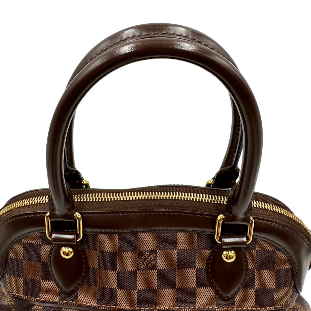 Manici di una borsa LV in canvas Damier Ébène nella versione MM, con dettagli metallici dorati, usata, originale, second hand, in ottime condizioni.