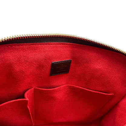 Interno di una borsa LV in canvas Damier Ébène nella versione MM, con dettagli metallici dorati, usata, originale, second hand, in ottime condizioni.