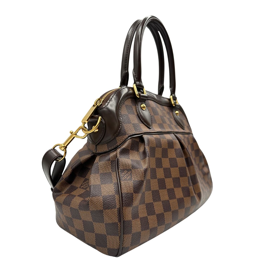 Laterale sinistro di una borsa LV in canvas Damier Ébène nella versione MM, con dettagli metallici dorati, usata, originale, second hand, in ottime condizioni.