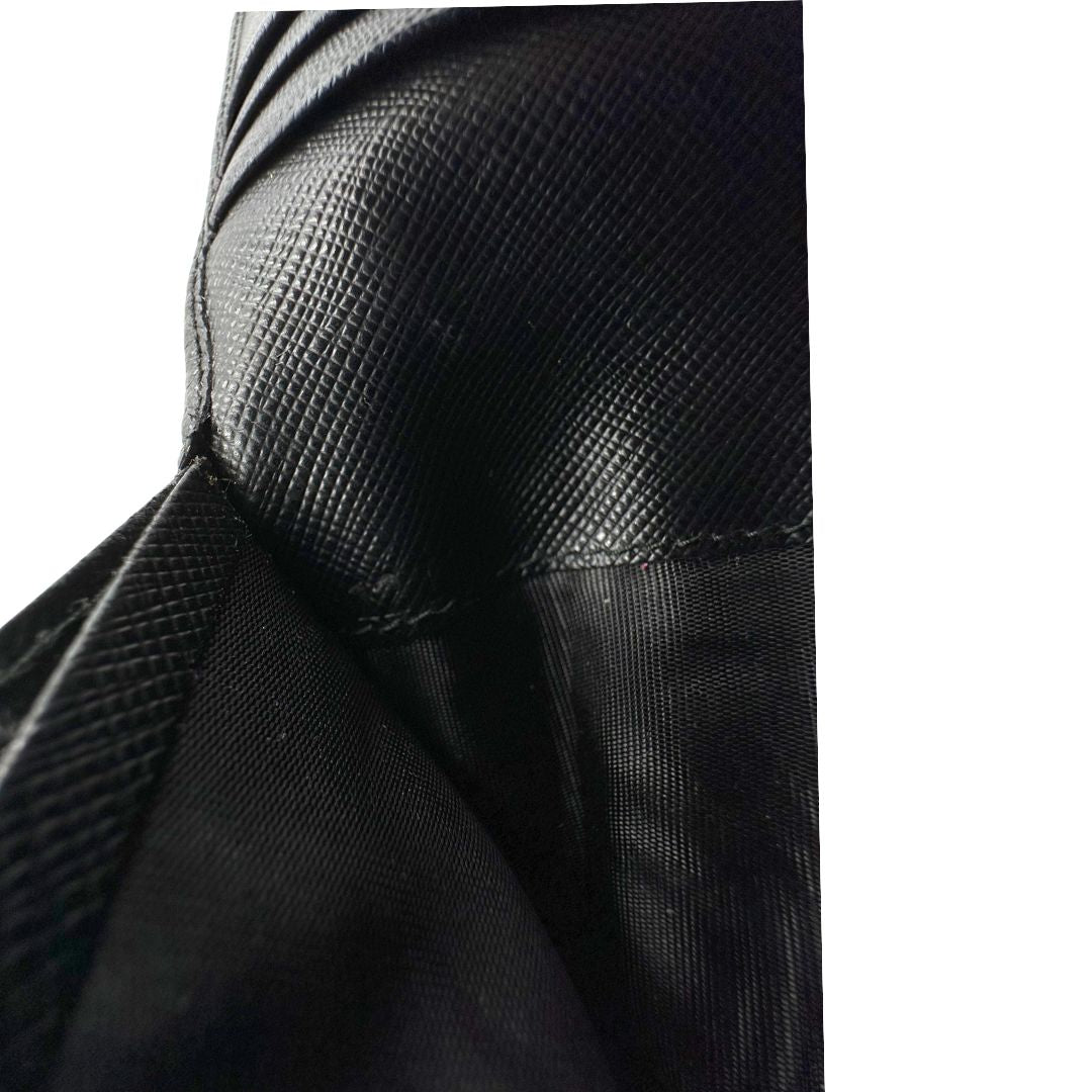 Codice, Portafoglio Prada in pelle saffiano nera e hardware dorato. Originale, usata, di lusso, in ottime condizioni.