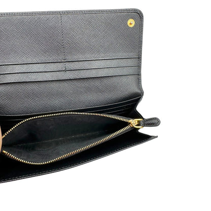 Interno, Portafoglio Prada in pelle saffiano nera e hardware dorato. Originale, usata, di lusso, in ottime condizioni.