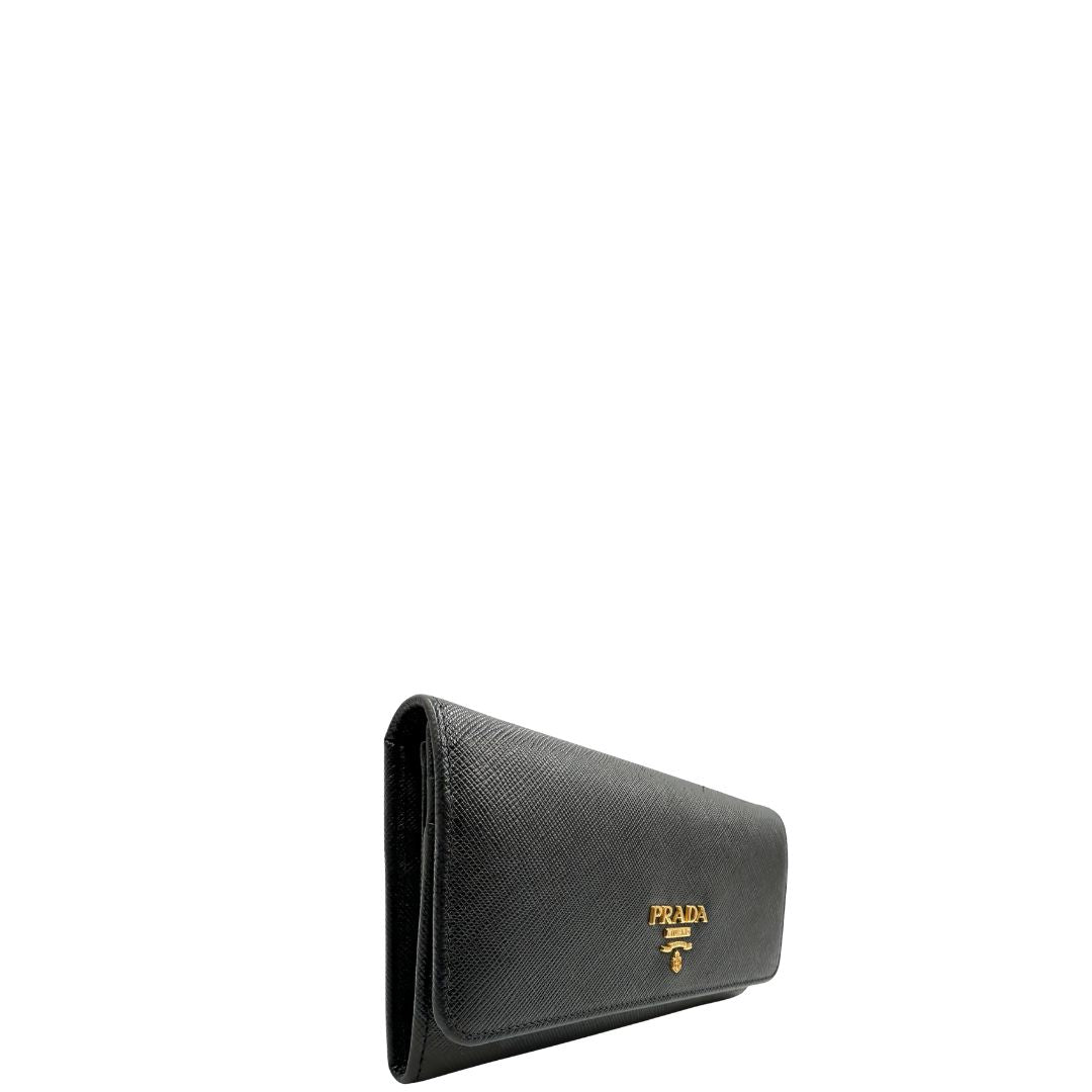 Laterale, Portafoglio Prada in pelle saffiano nera e hardware dorato. Originale, usata, di lusso, in ottime condizioni.
