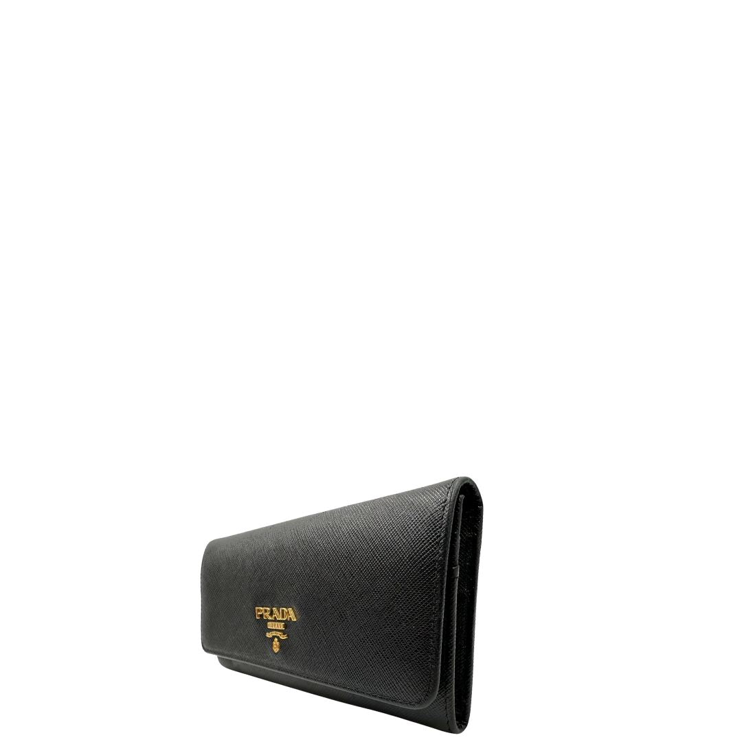 Laterale, Portafoglio Prada in pelle saffiano nera e hardware dorato. Originale, usata, di lusso, in ottime condizioni.