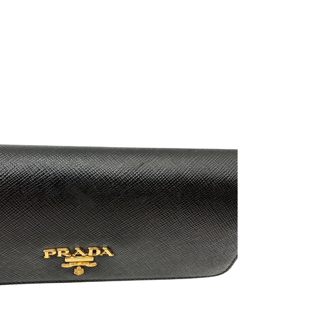  Portafoglio Prada in pelle saffiano nera e hardware dorato. Originale, usata, di lusso, in ottime condizioni.