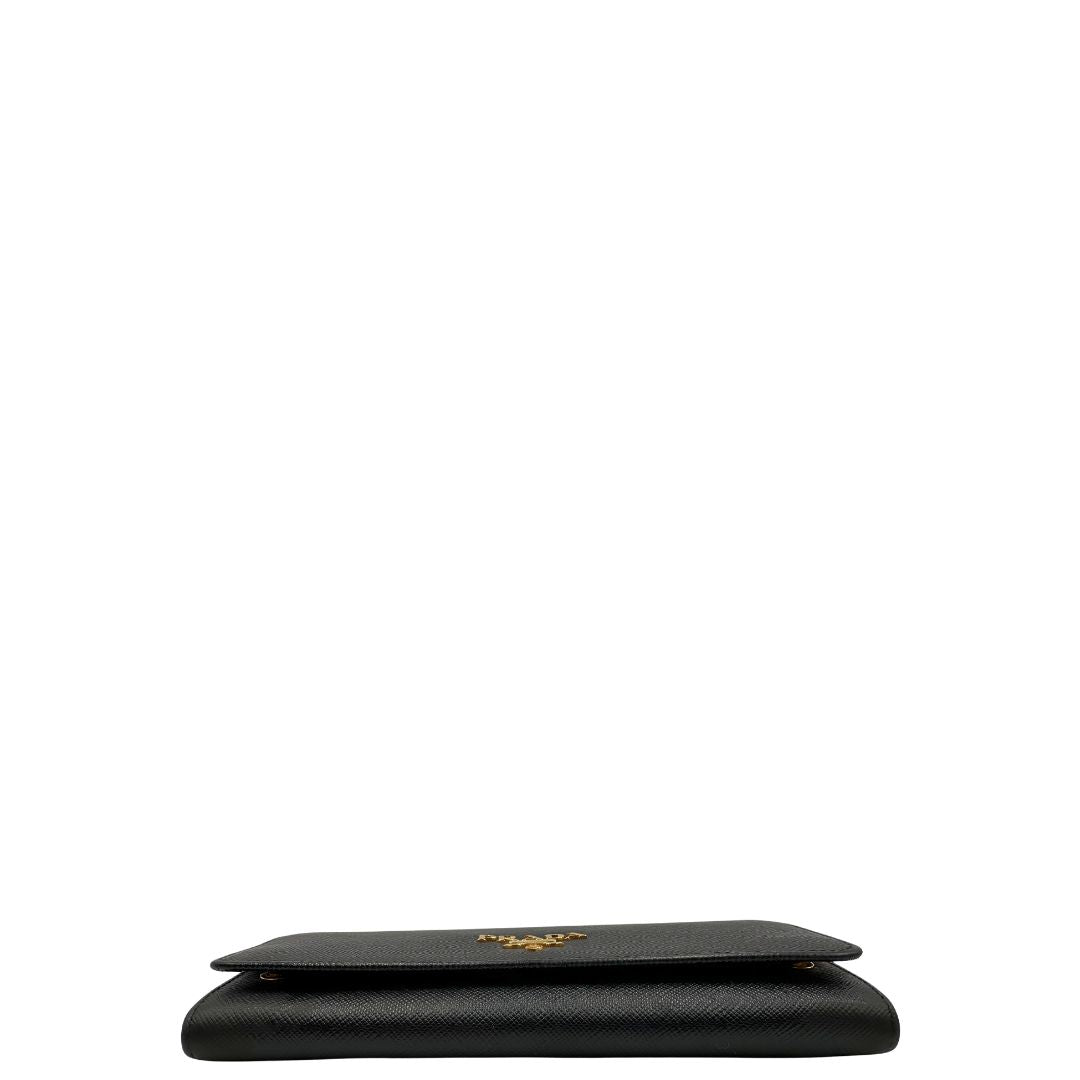 Base, Portafoglio Prada in pelle saffiano nera e hardware dorato. Originale, usata, di lusso, in ottime condizioni.