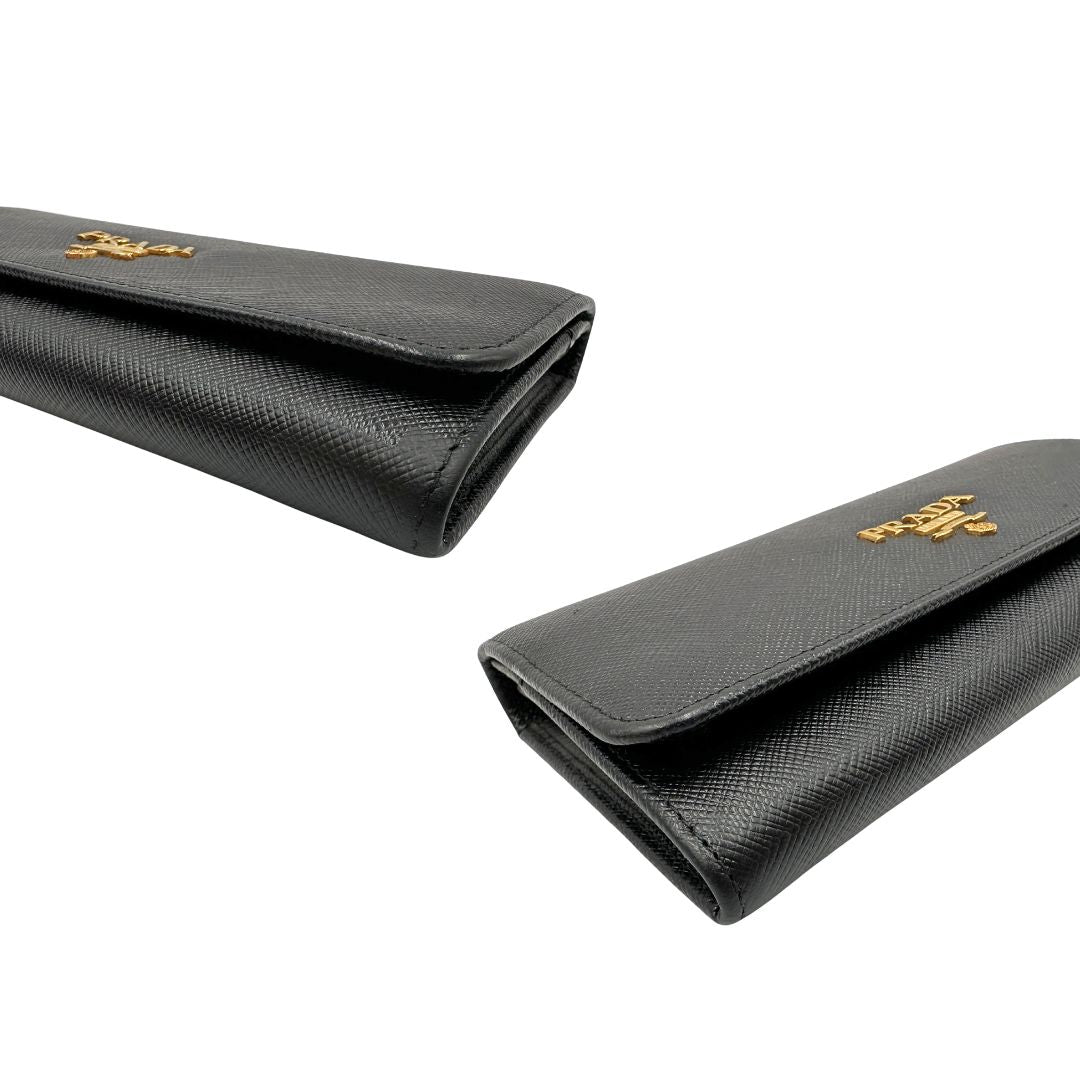 Angoli, Portafoglio Prada in pelle saffiano nera e hardware dorato. Originale, usata, di lusso, in ottime condizioni.