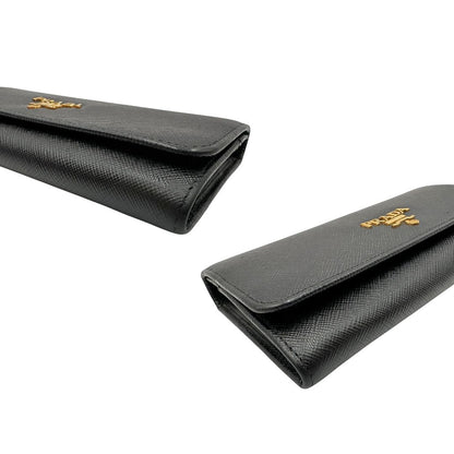 Angoli, Portafoglio Prada in pelle saffiano nera e hardware dorato. Originale, usata, di lusso, in ottime condizioni.