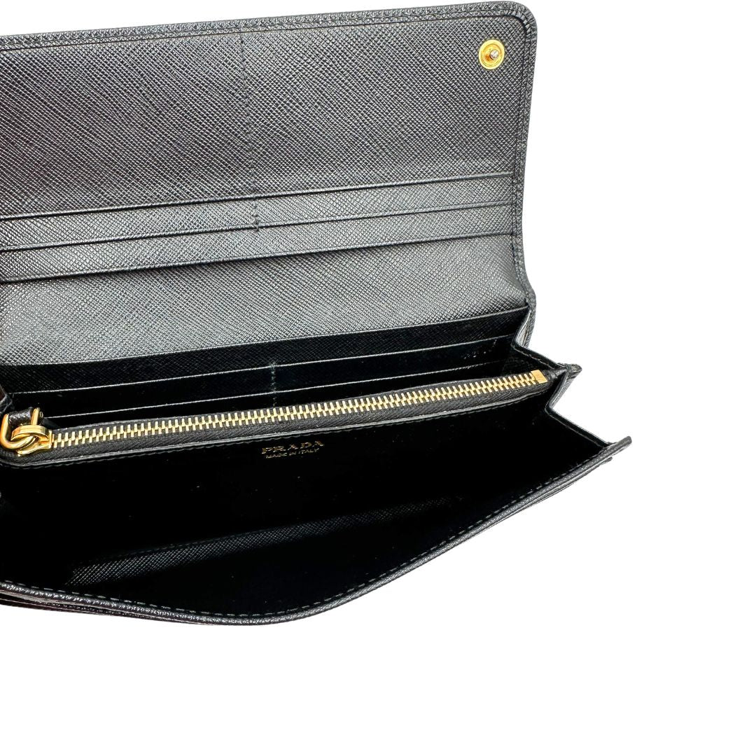 Interno, Portafoglio Prada in pelle saffiano nera e hardware dorato. Originale, usata, di lusso, in ottime condizioni.