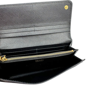 Interno, Portafoglio Prada in pelle saffiano nera e hardware dorato. Originale, usata, di lusso, in ottime condizioni.