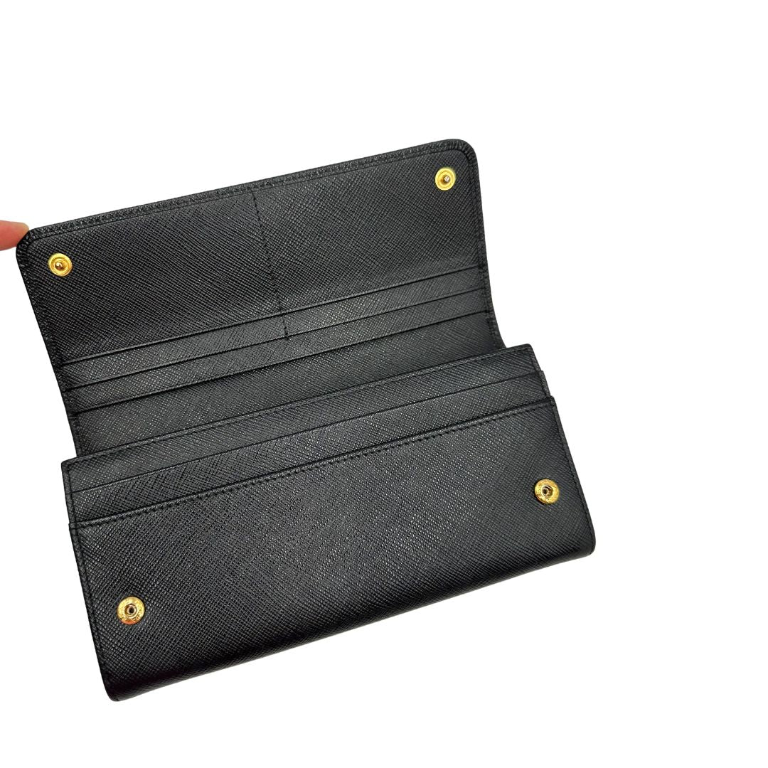 Portafoglio Prada in pelle saffiano nera e hardware dorato. Originale, usata, di lusso, in ottime condizioni.