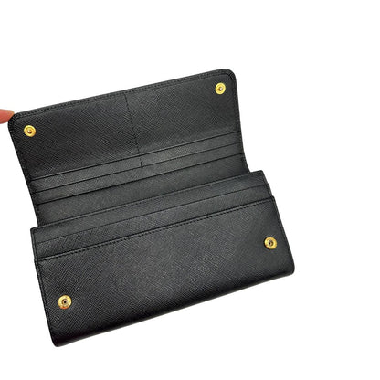  Portafoglio Prada in pelle saffiano nera e hardware dorato. Originale, usata, di lusso, in ottime condizioni.