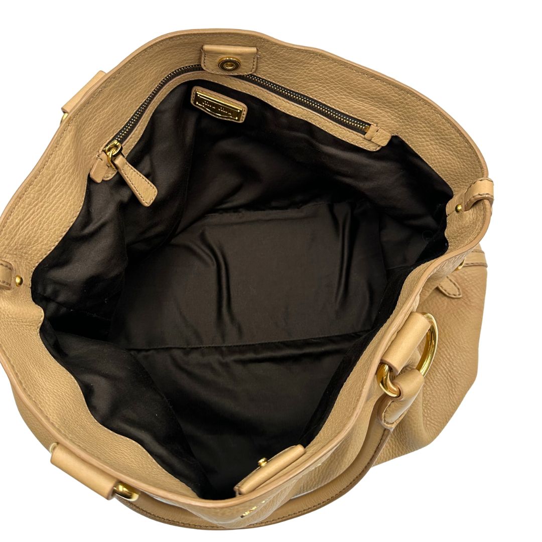 Interno, Pratica borsa Miu Miu in pelle martellata beige con parti metalliche dorate. Indossabile a spalla oppure a mano. Originale, usata, di lusso, in ottime condizioni.