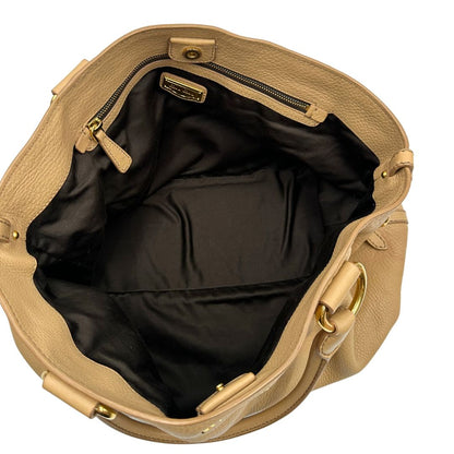 Interno, Pratica borsa Miu Miu in pelle martellata beige con parti metalliche dorate. Indossabile a spalla oppure a mano. Originale, usata, di lusso, in ottime condizioni.