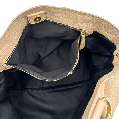 Interno, Pratica borsa Miu Miu in pelle martellata beige con parti metalliche dorate. Indossabile a spalla oppure a mano. Originale, usata, di lusso, in ottime condizioni.