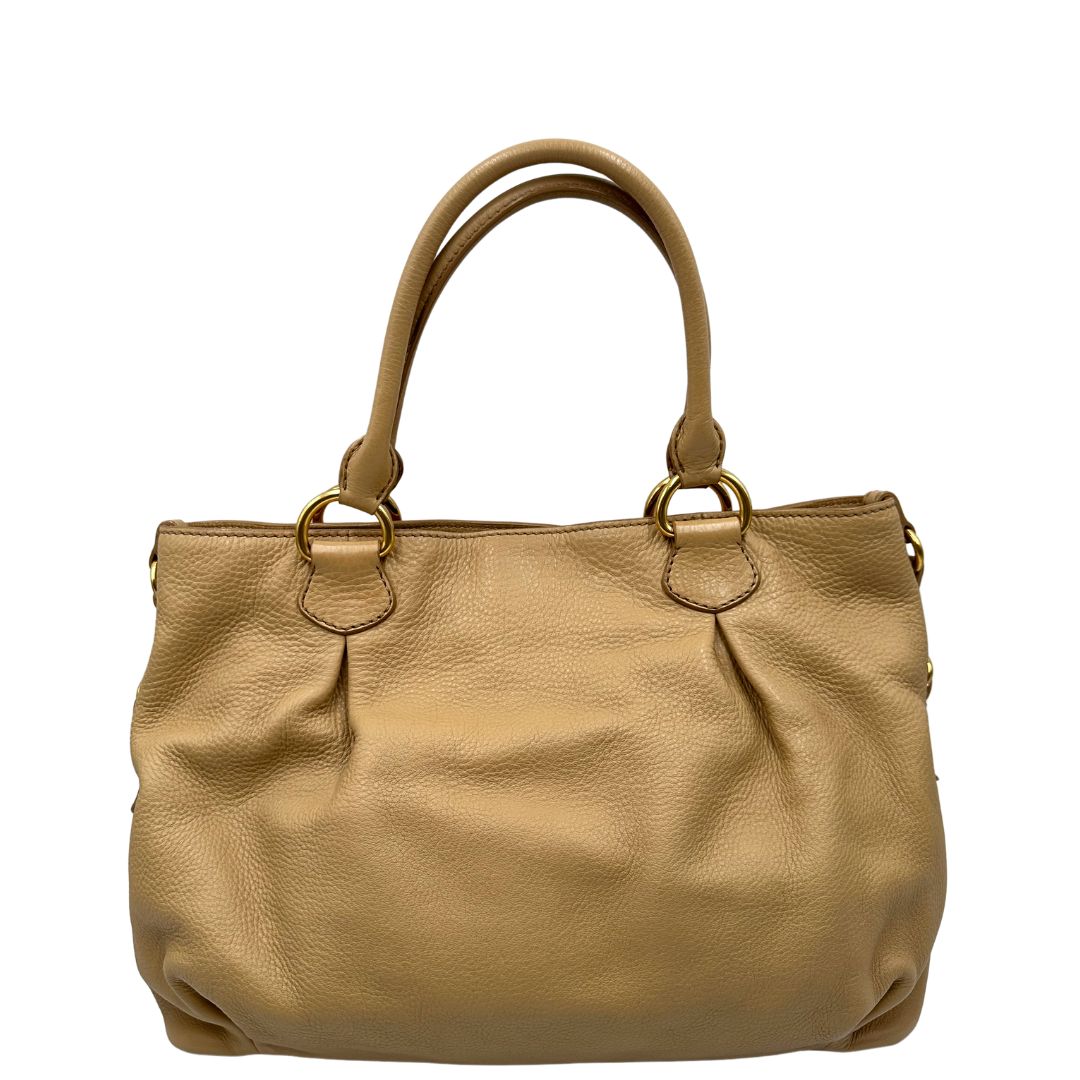 Retro, Pratica borsa Miu Miu in pelle martellata beige con parti metalliche dorate. Indossabile a spalla oppure a mano. Originale, usata, di lusso, in ottime condizioni.