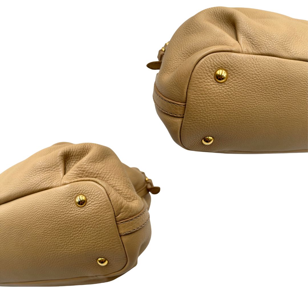 Angoli, Pratica borsa Miu Miu in pelle martellata beige con parti metalliche dorate. Indossabile a spalla oppure a mano. Originale, usata, di lusso, in ottime condizioni.
