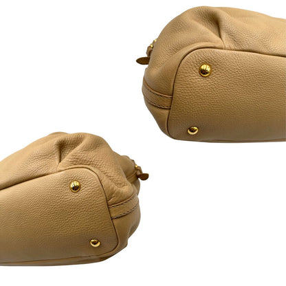 Angoli, Pratica borsa Miu Miu in pelle martellata beige con parti metalliche dorate. Indossabile a spalla oppure a mano. Originale, usata, di lusso, in ottime condizioni.