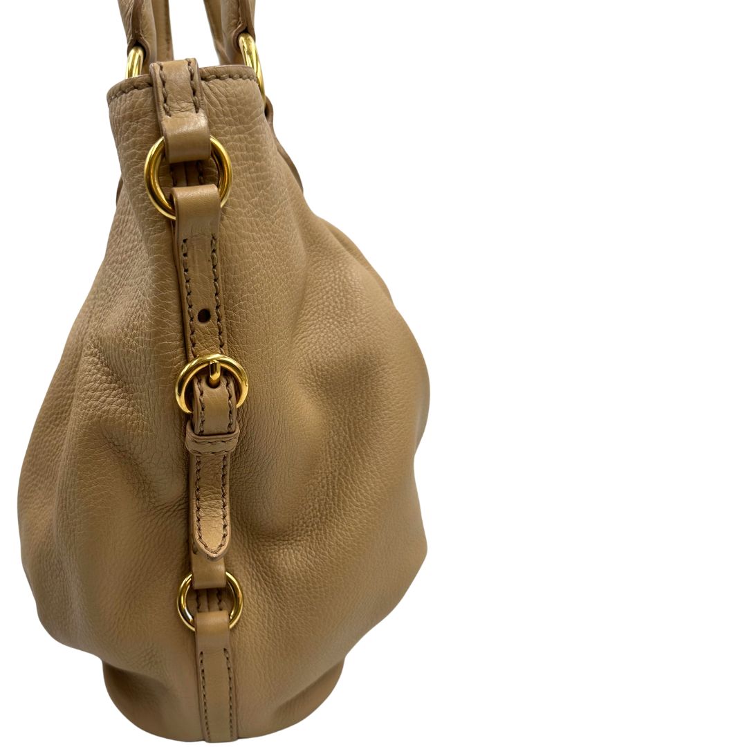 Pratica borsa Miu Miu in pelle martellata beige con parti metalliche dorate. Indossabile a spalla oppure a mano. Originale, usata, di lusso, in ottime condizioni.