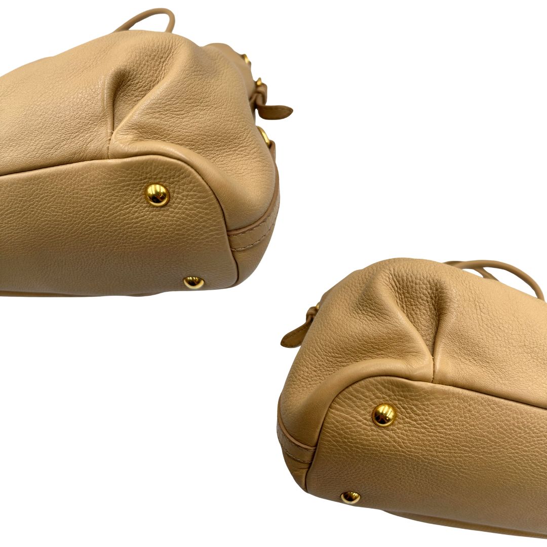 Angoli, Pratica borsa Miu Miu in pelle martellata beige con parti metalliche dorate. Indossabile a spalla oppure a mano. Originale, usata, di lusso, in ottime condizioni.