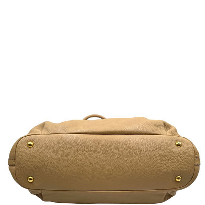 Base, Pratica borsa Miu Miu in pelle martellata beige con parti metalliche dorate. Indossabile a spalla oppure a mano. Originale, usata, di lusso, in ottime condizioni.