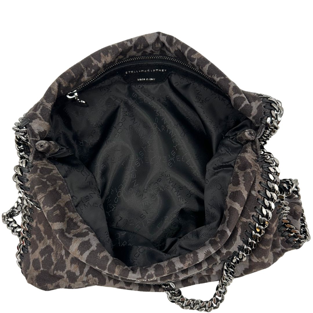 Interno di una borsa Stella McCartney modello Fold Over Tote realizzata in shaggy dear greige effetto scamosciato, usata, originale, second hand, in ottime condizioni.