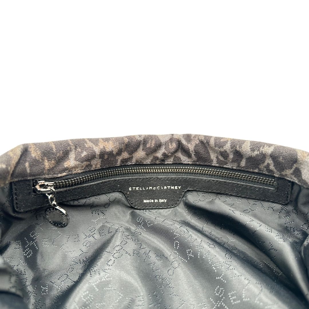Interno di una borsa Stella McCartney modello Fold Over Tote realizzata in shaggy dear greige effetto scamosciato, usata, originale, second hand, in ottime condizioni.