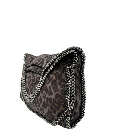 Laterale destro di una borsa Stella McCartney modello Fold Over Tote realizzata in shaggy dear greige effetto scamosciato, usata, originale, second hand, in ottime condizioni.