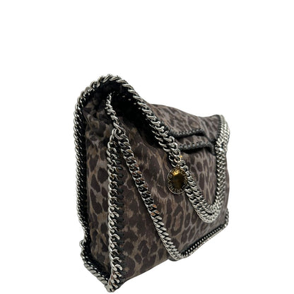 Laterale sinistro di una borsa Stella McCartney modello Fold Over Tote realizzata in shaggy dear greige effetto scamosciato, usata, originale, second hand, in ottime condizioni.