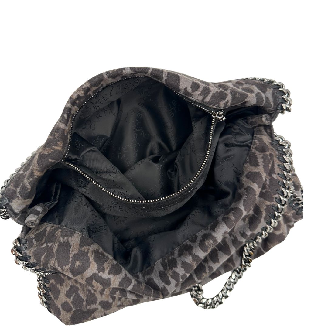 Interno di una borsa Stella McCartney modello Fold Over Tote realizzata in shaggy dear greige effetto scamosciato, usata, originale, second hand, in ottime condizioni.