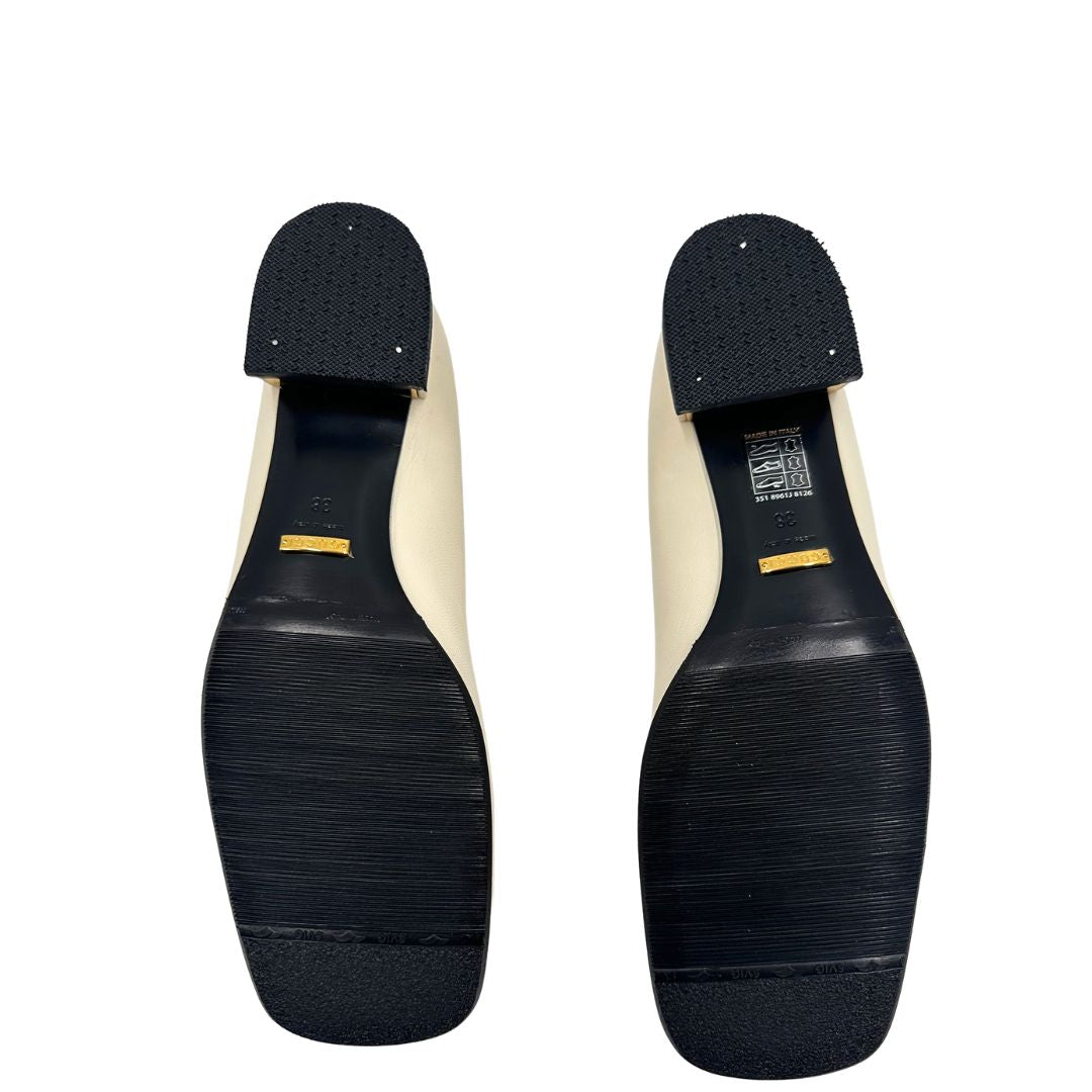 Base di un paio di décolleté Gucci in morbida pelle bianco latte, con iconico dettaglio Horsebit in metallo dorato.