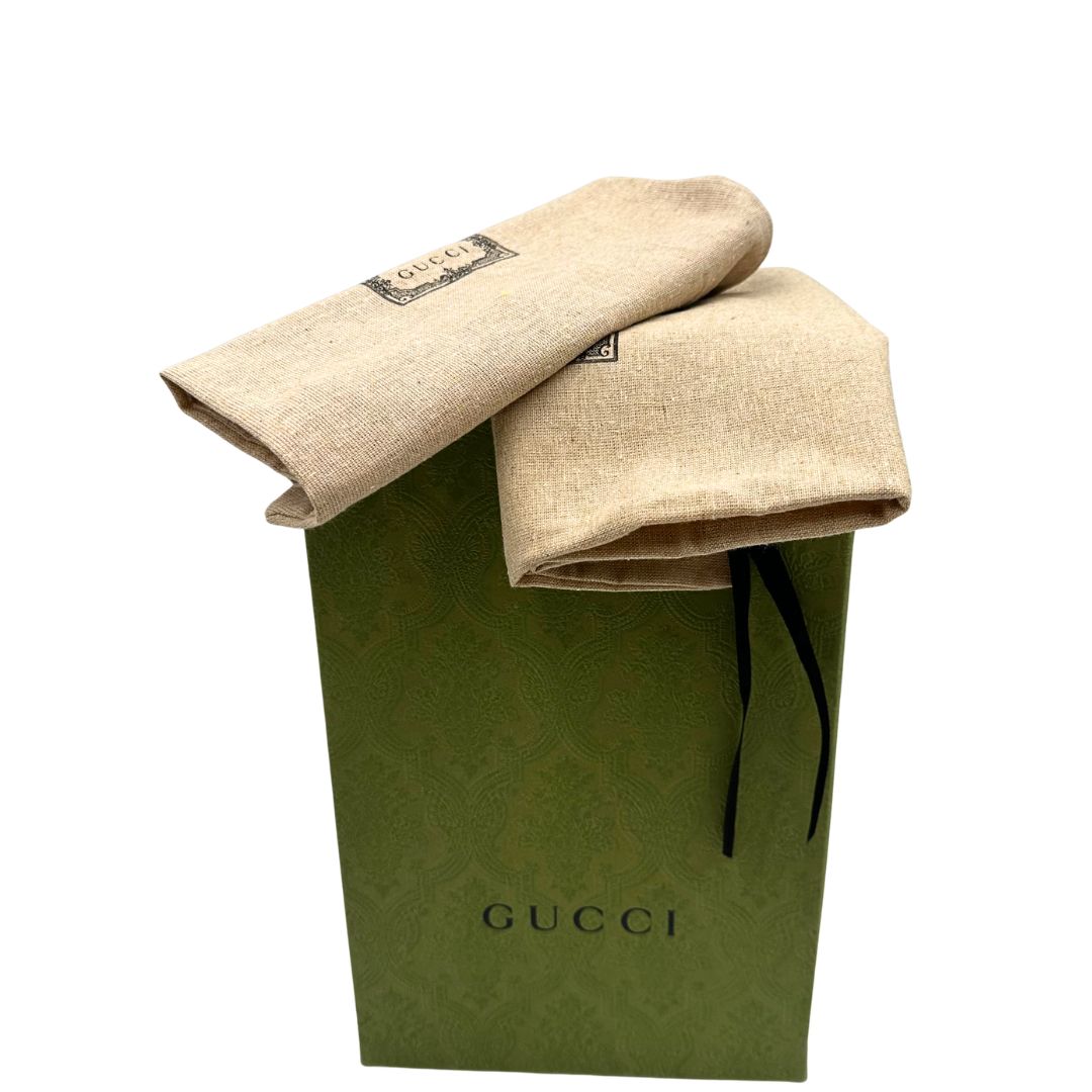 Corredo di un paio di décolleté Gucci in morbida pelle bianco latte, con iconico dettaglio Horsebit in metallo dorato.