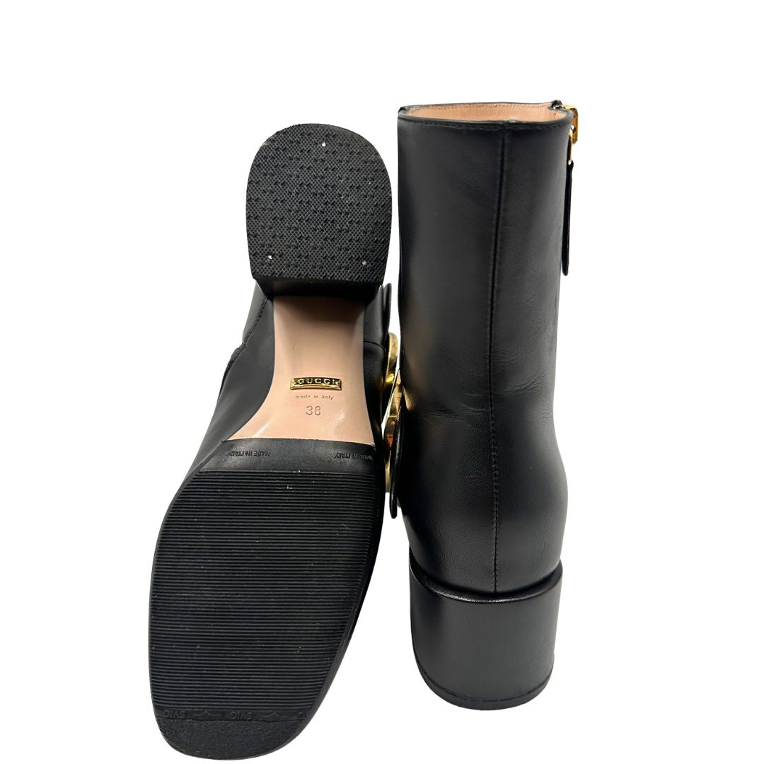 Base di un paio di stivaletti Gucci in pelle nera, con iconico dettaglio Soho in metallo dorato, usati, originali, second hand, in ottime condizioni.