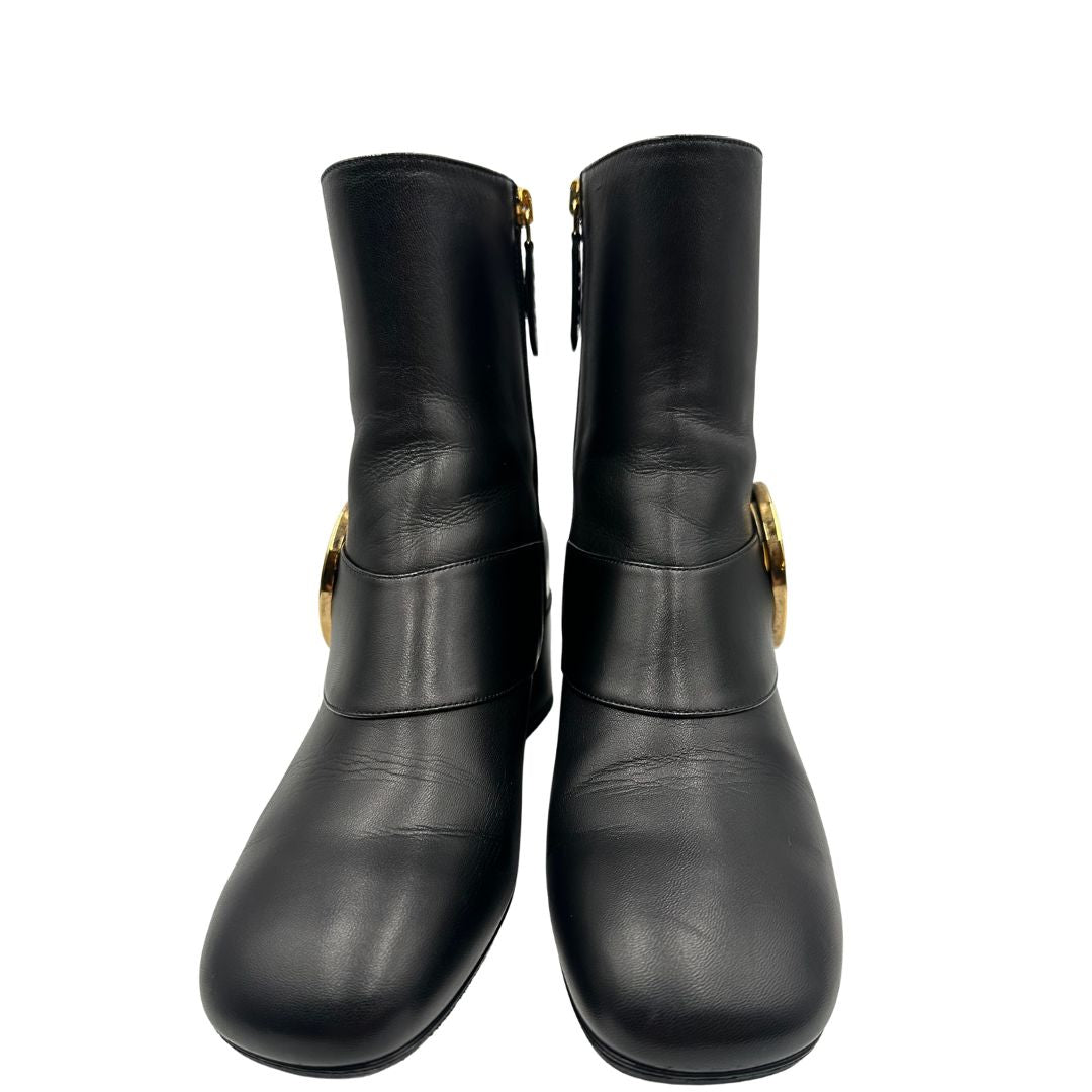 Front di un paio di stivaletti Gucci in pelle nera, con iconico dettaglio Soho in metallo dorato, usati, originali, second hand, in ottime condizioni.