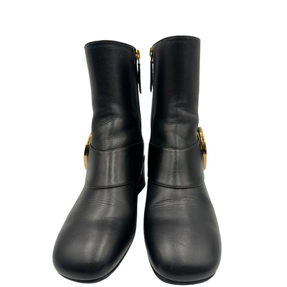 Front di un paio di stivaletti Gucci in pelle nera, con iconico dettaglio Soho in metallo dorato, usati, originali, second hand, in ottime condizioni.