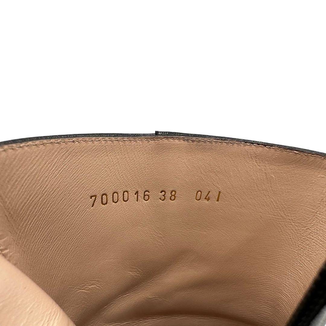 Codice di un paio di stivaletti Gucci in pelle nera, con iconico dettaglio Soho in metallo dorato, usati, originali, second hand, in ottime condizioni.