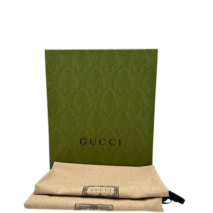 Corredo di un paio di stivaletti Gucci in pelle nera, con iconico dettaglio Soho in metallo dorato, usati, originali, second hand, in ottime condizioni.