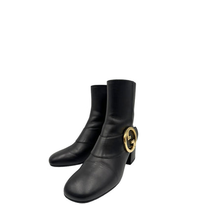 Front di un paio di stivaletti Gucci in pelle nera, con iconico dettaglio Soho in metallo dorato, usati, originali, second hand, in ottime condizioni.