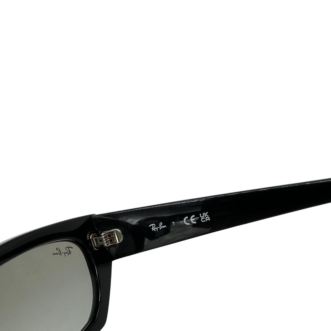 Occhiali da sole Ray-Ban in acetato nero con inserti metallici argentati. Originale, usati, di lusso, in ottime condizioni.