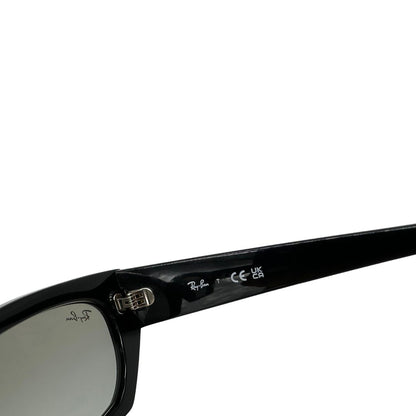 Occhiali da sole Ray-Ban in acetato nero con inserti metallici argentati. Originale, usati, di lusso, in ottime condizioni.